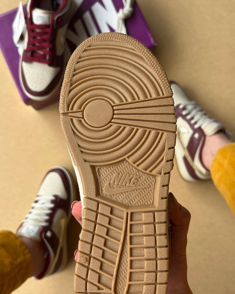 Dunk Low Vinho/Dourado - Lançamento