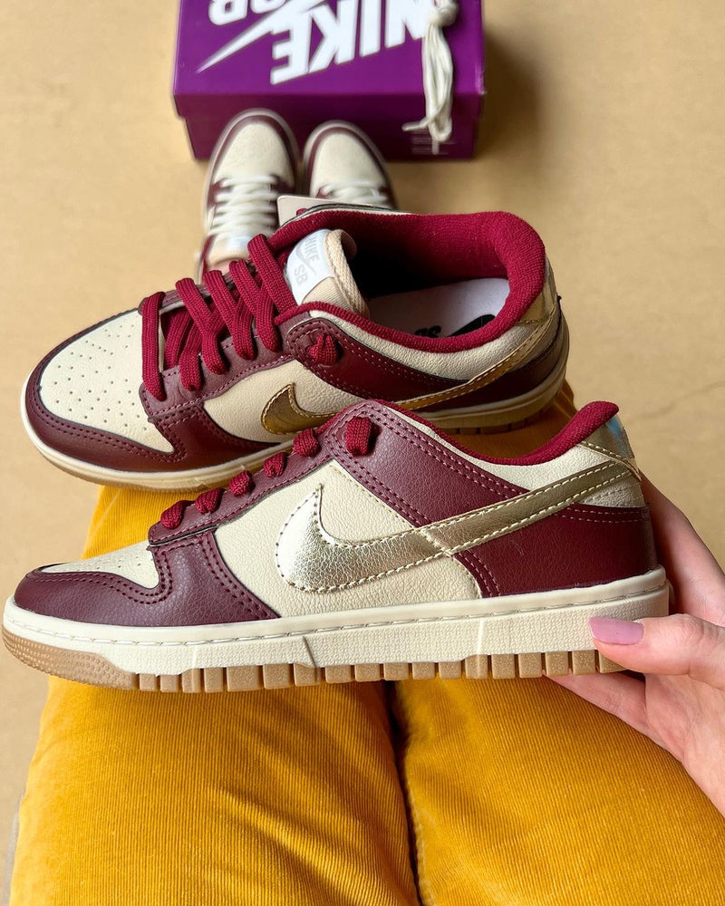 Dunk Low Vinho/Dourado - Lançamento