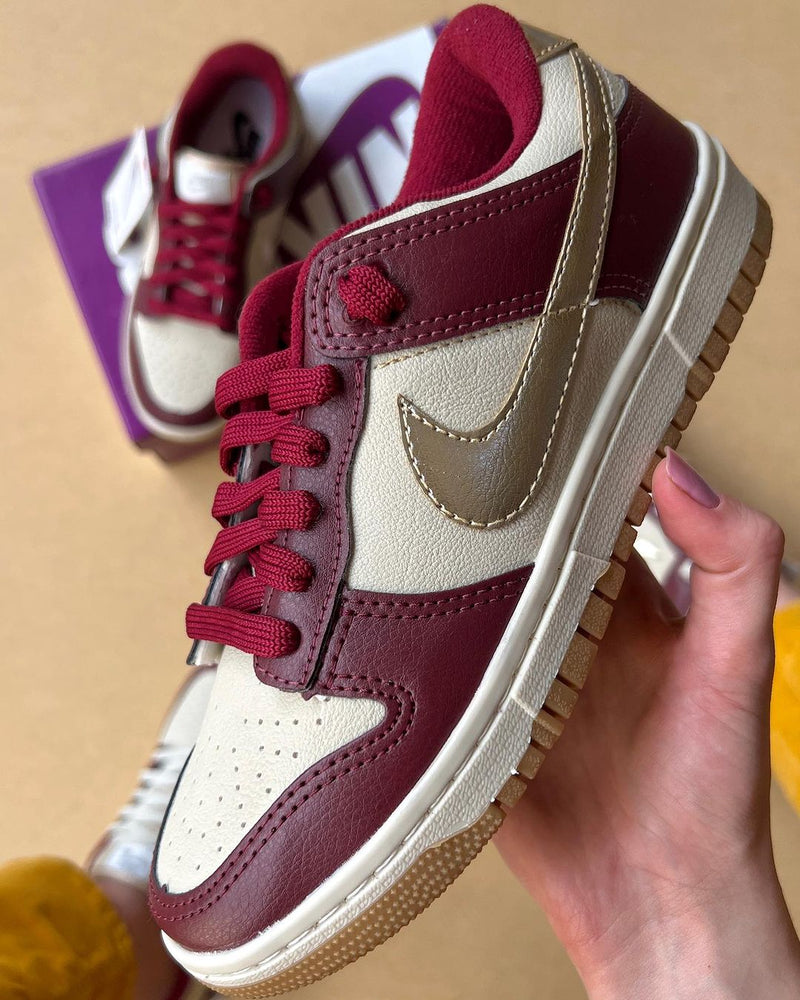 Dunk Low Vinho/Dourado - Lançamento