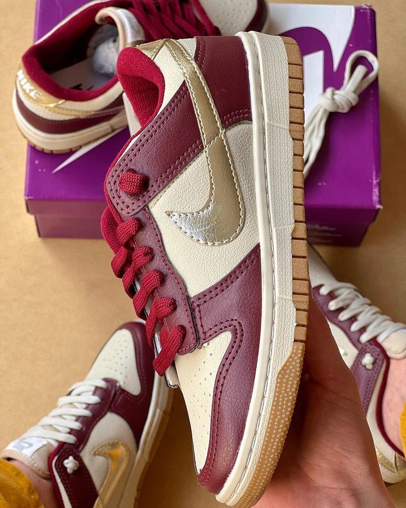 Dunk Low Vinho/Dourado - Lançamento