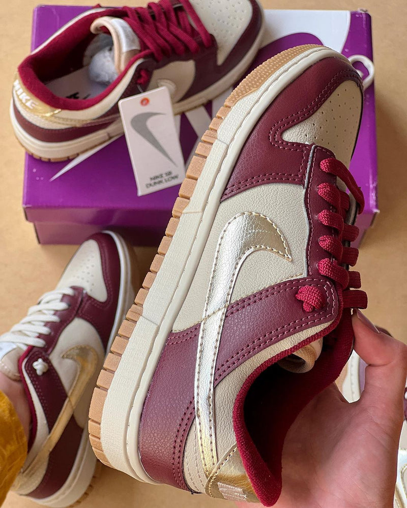 Dunk Low Vinho/Dourado - Lançamento