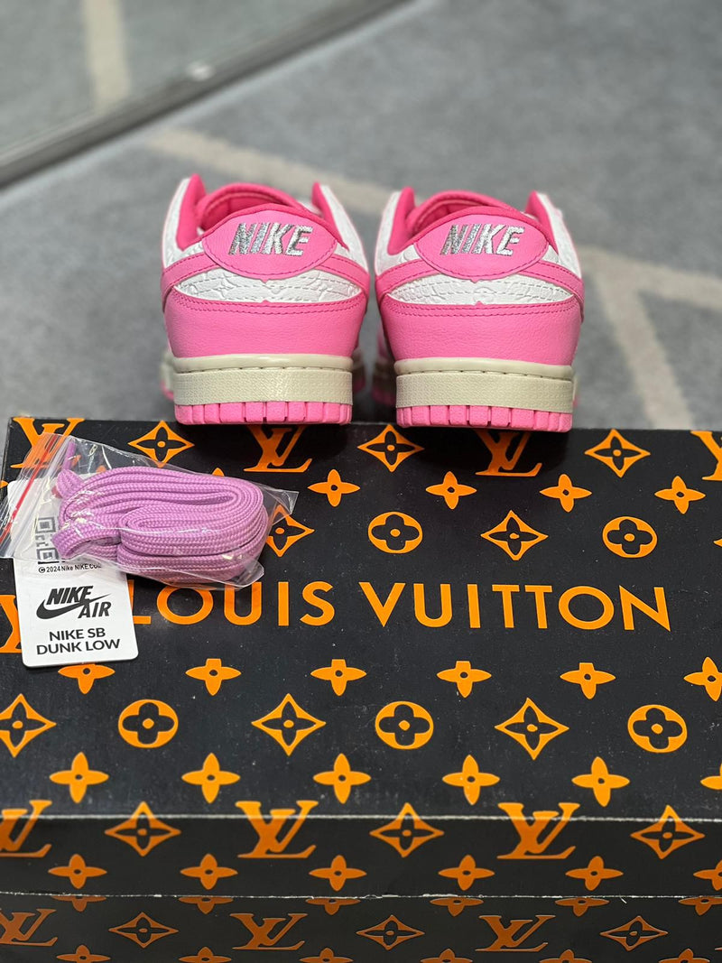 Dunk Low LV Rosa + Saquinho personalizado + 2 Cadarços em cores diferentes - Lançamento