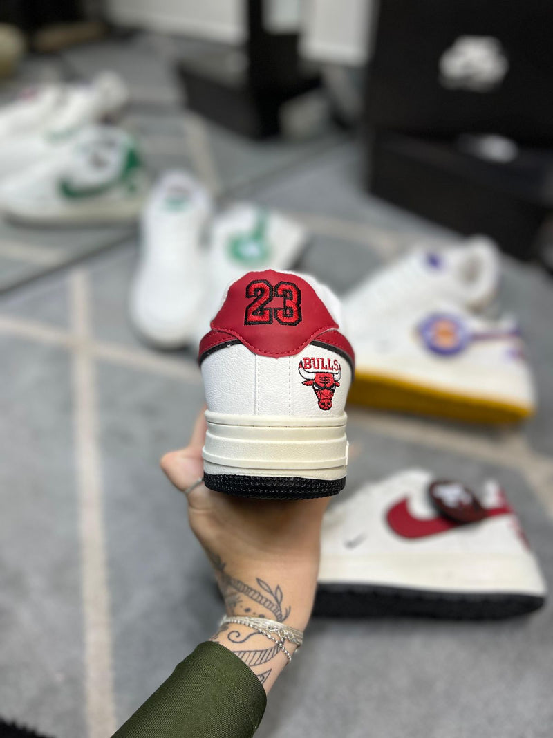 AF1 NBA Branco/vermelho + Saquinho personalizado + 2 Pares de cadarços - Lançamento